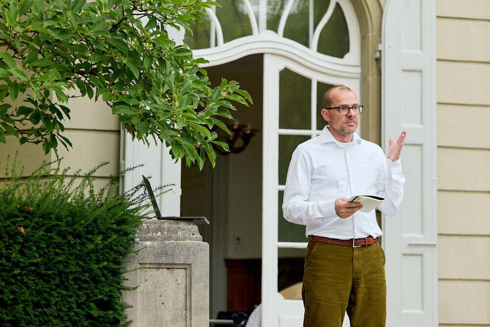 Torsten Lange, professeur de théorie de la culture et de l'architecture et directeur de l'Institut d'architecture de la Haute école de Lucerne, présente le déroulement des travaux de groupe. © Fondation Culture du bâti Suisse – photo: Conrad von Schubert