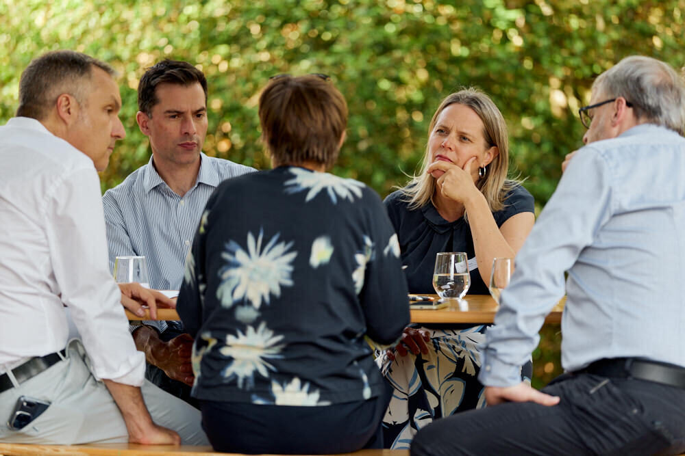 Les discussions se sont déroulées à cinq tables, une par thèse de travail. © Fondation Culture du bâti Suisse – photo: Conrad von Schubert