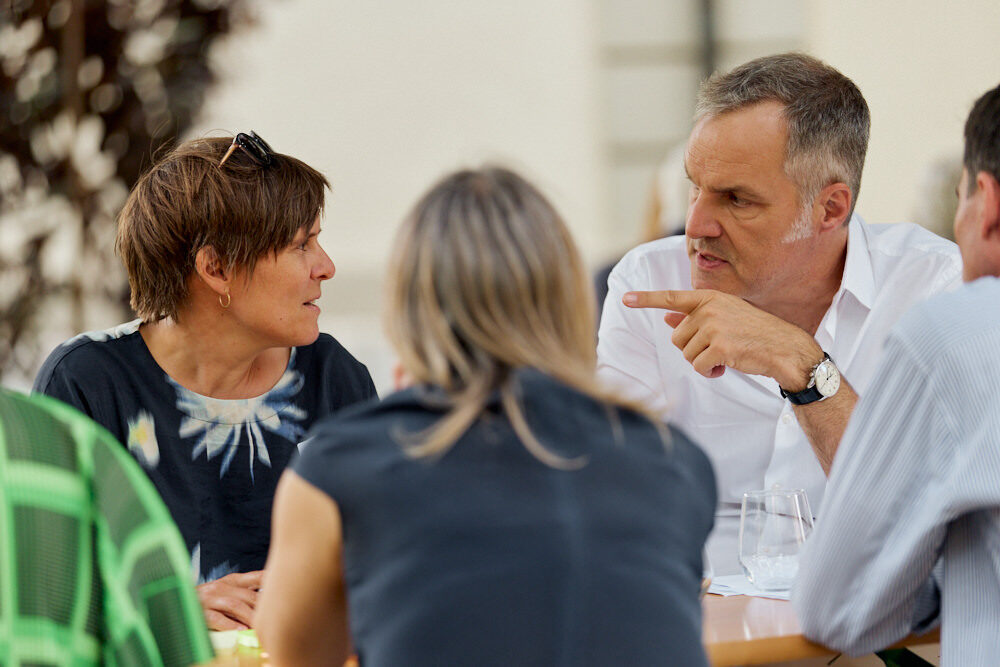 Les échanges ont eu lieu en groupes interdisciplinaires. © Fondation Culture du bâti Suisse – photo: Conrad von Schubert