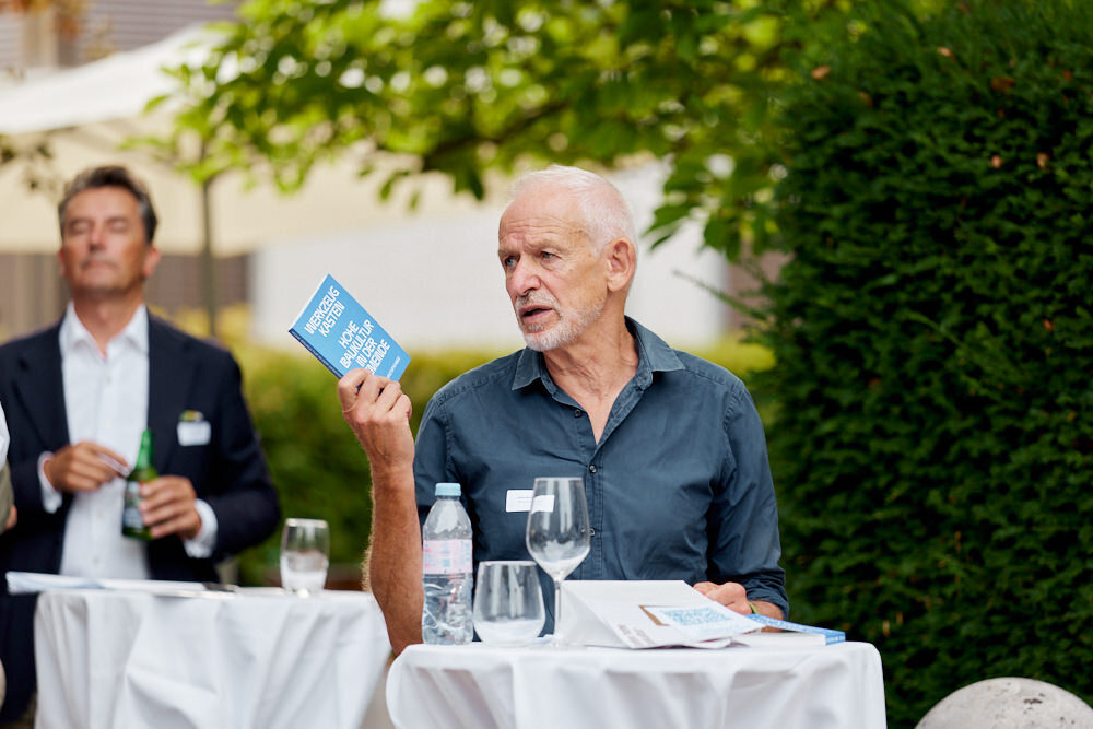 Lukas Bühlmann, vice-président de la Fondation Culture du bâti Suisse, présente la «Boîte à outils. Culture du bâti pour la commune». © Fondation Culture du bâti Suisse – photo: Conrad von Schubert